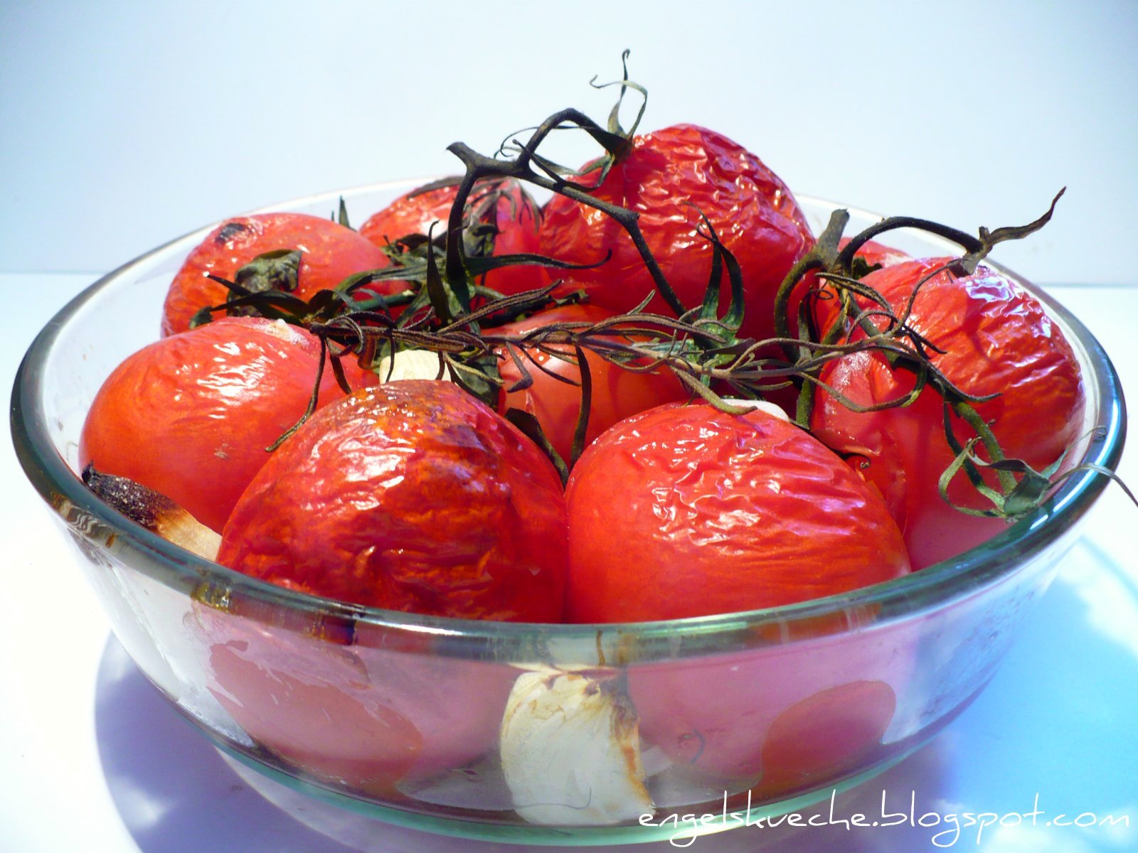 Печеные помидоры. Запечённые помидоры в духовке на зиму. Мякоть томата. Запеченные помидорки на веточке. Томаты копченые в банке.
