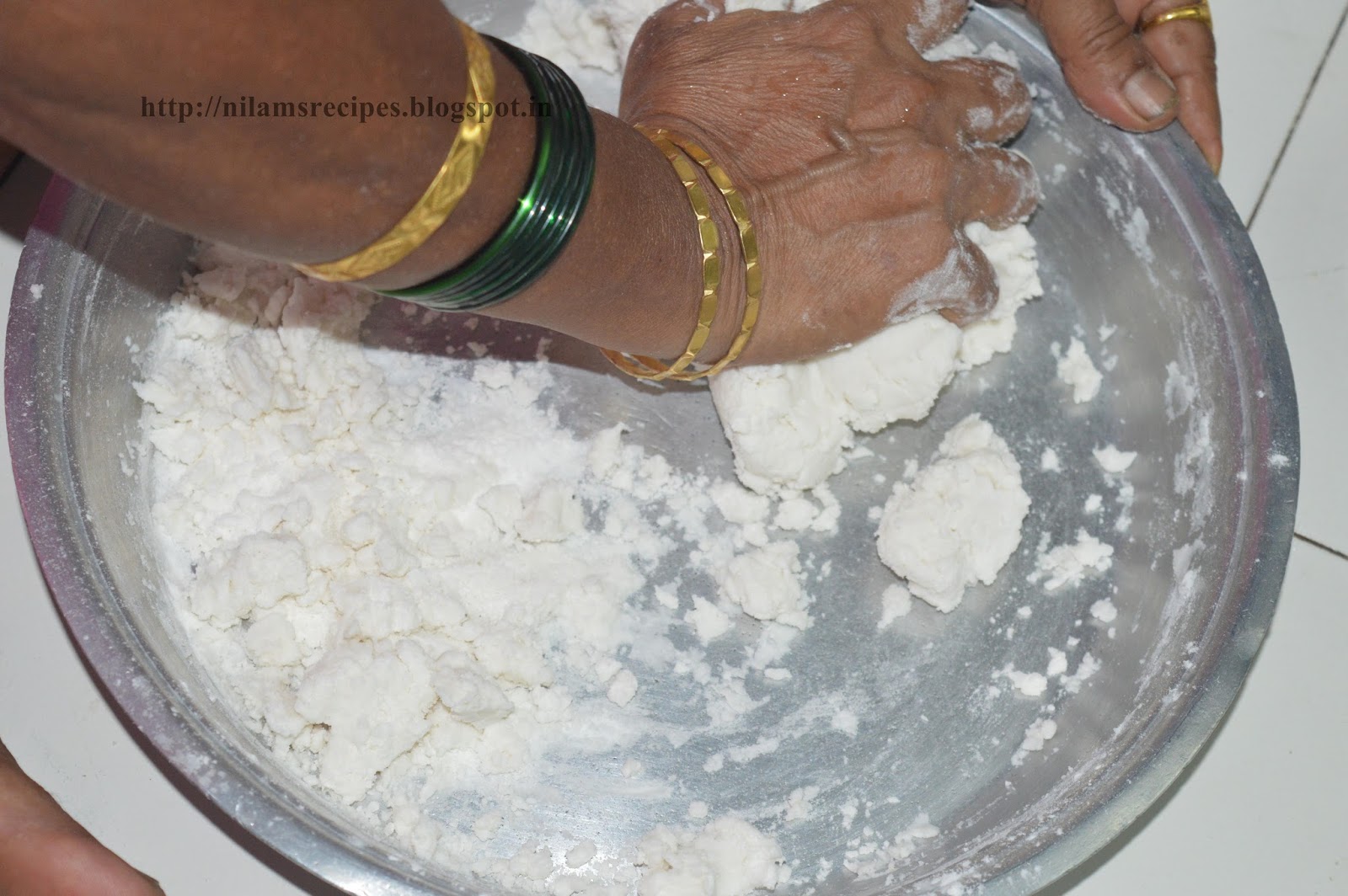 Tandlachi Bhakri Rice Flour Bhakri Traditional Marathi Recipe तांदळाची भाकरी Nilam's Recipes