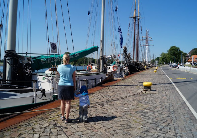 7 Lieblingsplätze zum Schiffe gucken in Kiel. Ein besonderer Lieblingsplatz von uns ist der Tiessenkai in Holtenau, an dem viele Traditionssegler zu sehen sind.