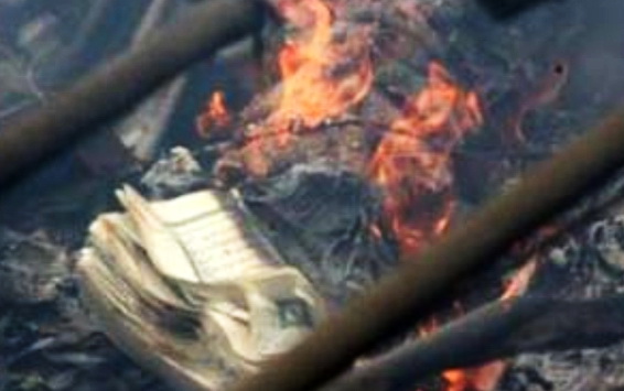 Astaghfirullah.. Masjid Dirusak dan Al Qur'an Dibakar saat Natal