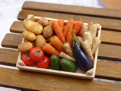 Miniature vegetable crate featuring potatoes, tomatoes, carrots, parsnips, avocados, aubergine, eggplant.  Handmade in 12th scale by Paris Miniatures - Emmaflam and Miniman