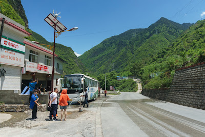 Asi po 4 hodinách cesty z Chengdu už mezi kopcema