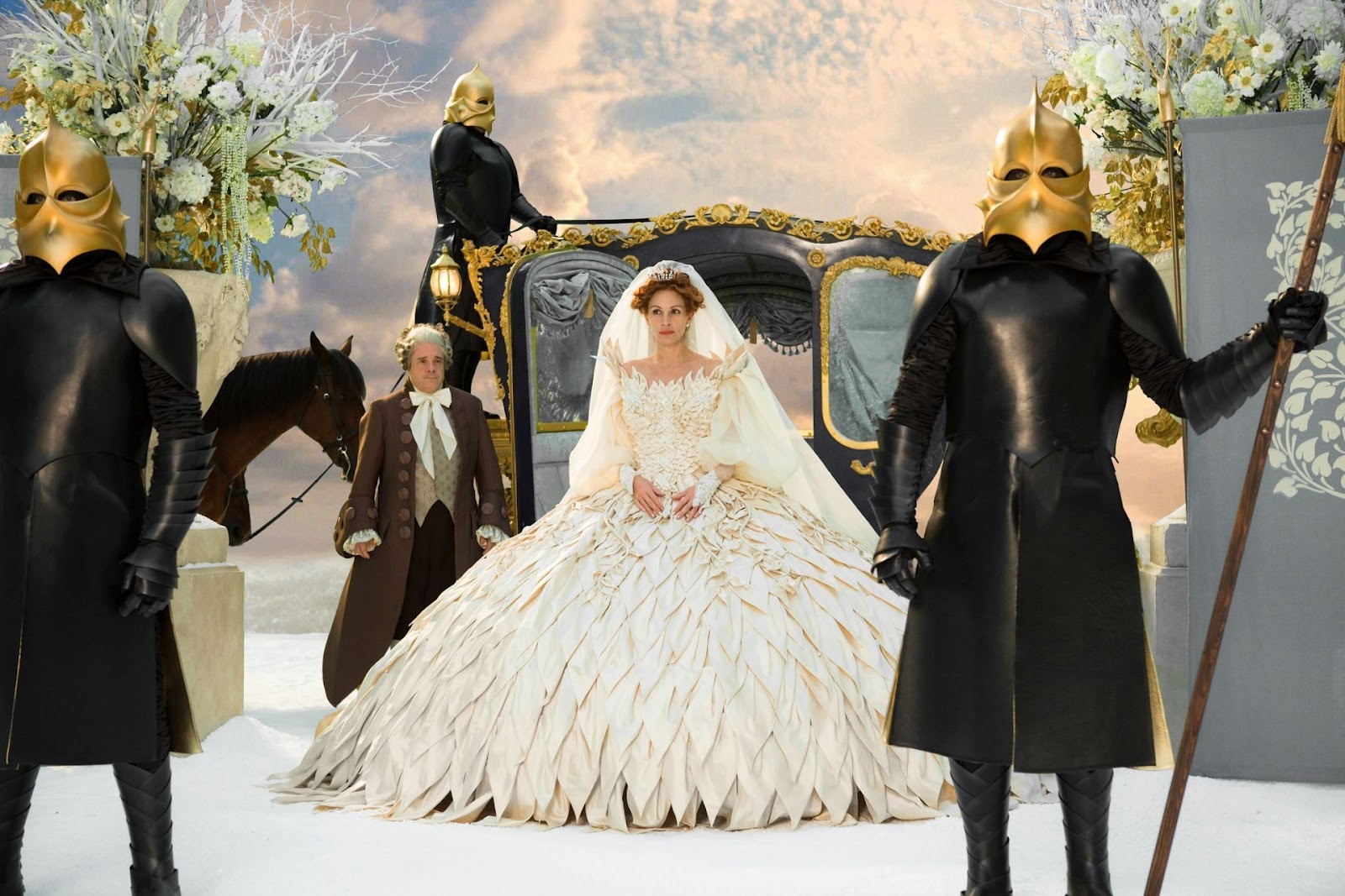 http://3.bp.blogspot.com/-94umpN-_ZDM/T5_e5lYuBDI/AAAAAAAAD0Q/kFs3TLQxrrw/s1600/mirror-mirror-image+08+wedding+dress+evil+queen++julia+roberts.jpg