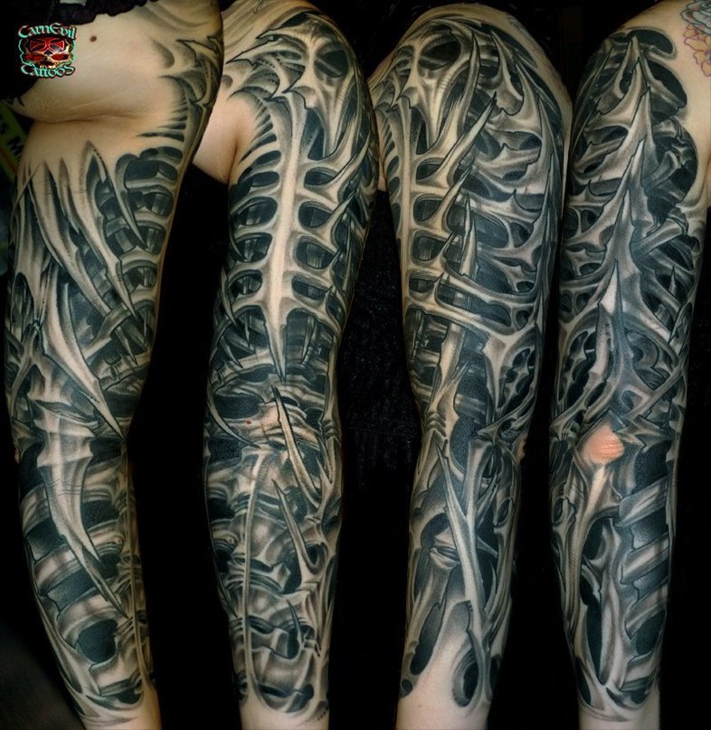 espectacular tatuaje biomecanico en el brazo de un hombre hecho con forma de costillas