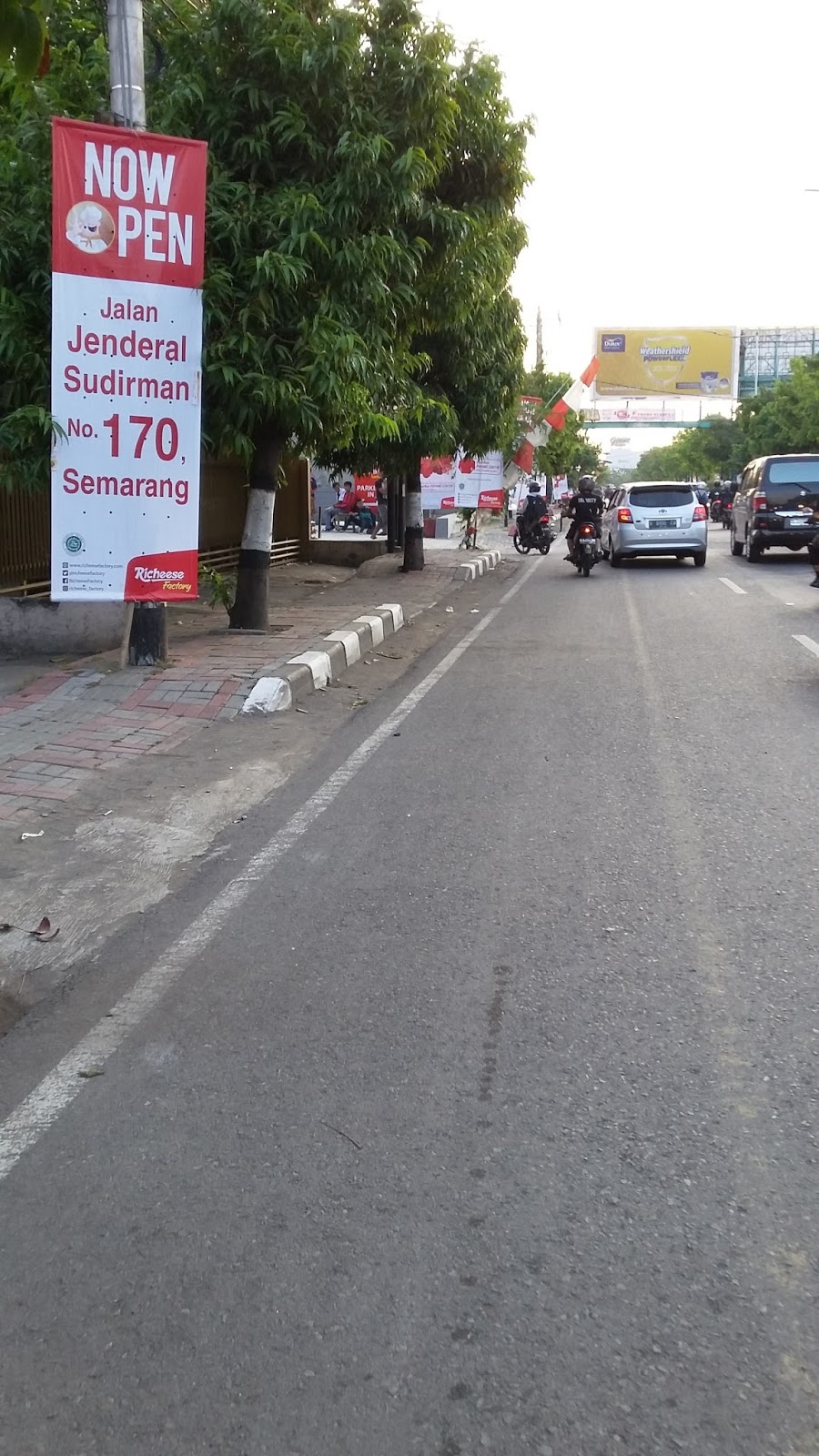 Vertical Banner Opening Richeese Factory Outlet Sudirman Semarang