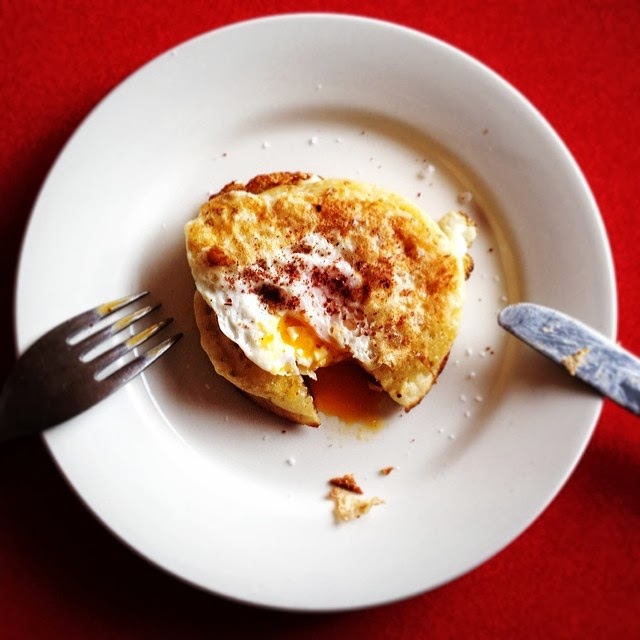 Egg In A Hole Using Crumpets