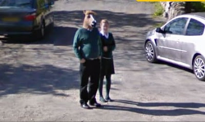 hombre con máscara de cabeza de caballo en street view 2012