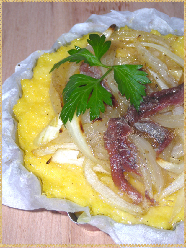 Tartellette di polenta al forno con cipolle e acciughe 