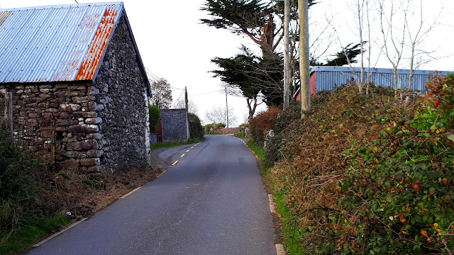 Irlantilainen tie, kapea tie, kivivaja, ruosteinen katto