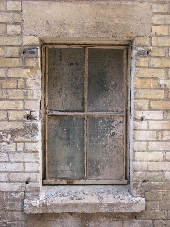 Невымытые окна. Грязное окно. Старые грязные окна. Старое оконное стекло. Грязное стекло окна.