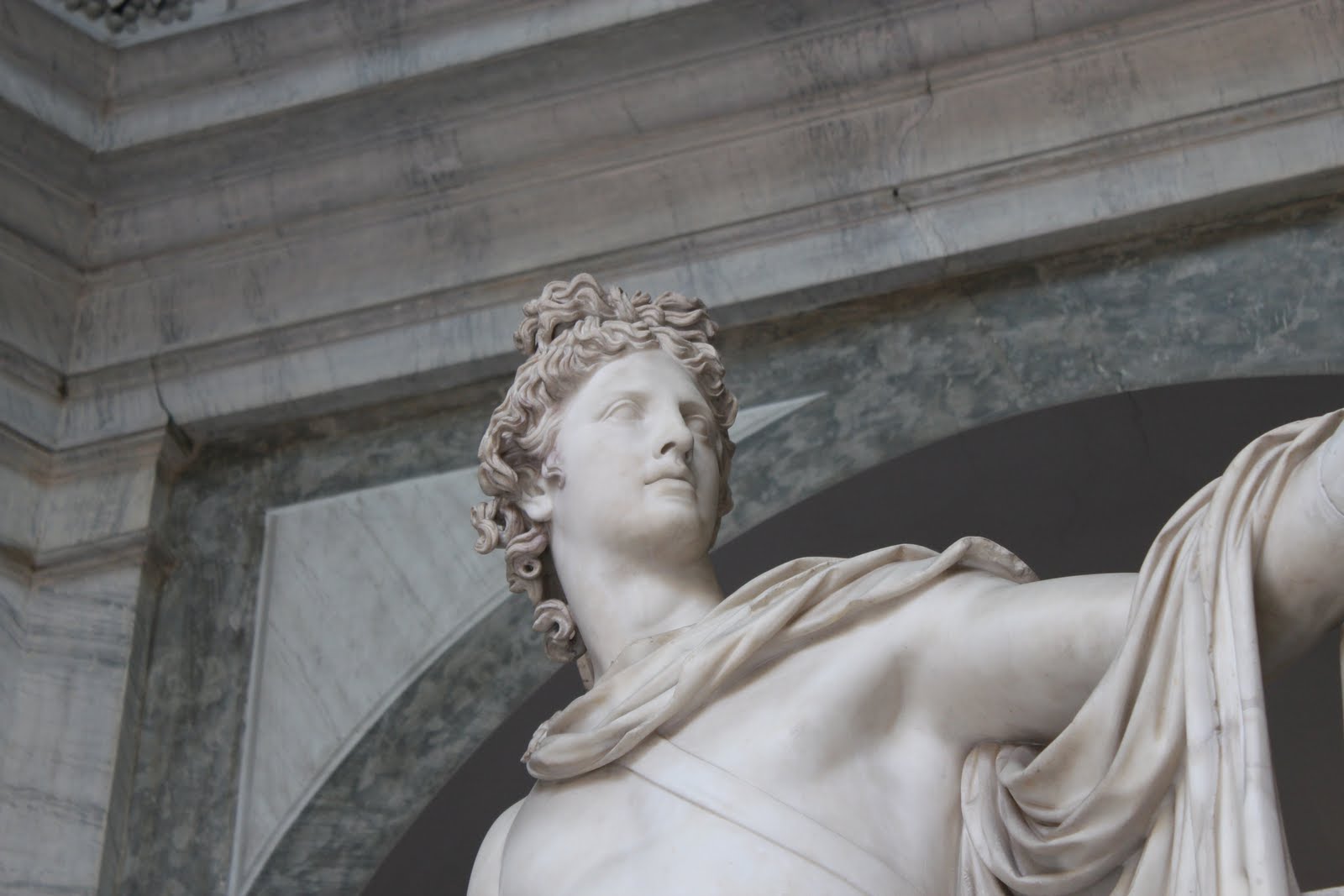 Аполлон бельведерский фото. Давид бельведерский. Аполлон позднее возрождение. Микеланджело аполлон бельведерский. Аполлон омфалос.