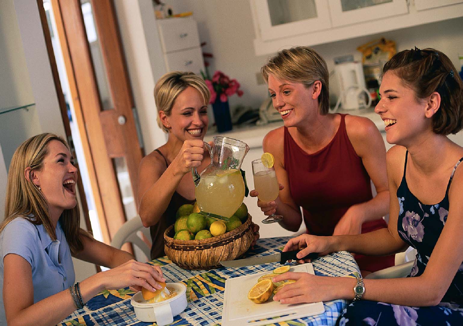 Подруги пьют чай. Чаепитие с подругами. Девушка в ресторане селфи. В гостях у девушки. Семейное застолье.