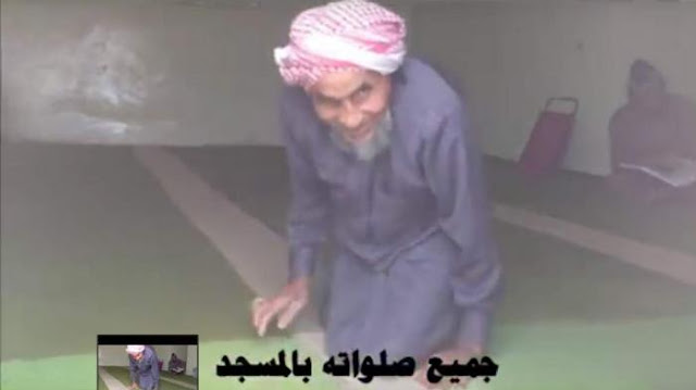 Subhanallah, Lihatlah Kakek 77 Tahun Ini Berjalan Merangkak Sejauh 3 km Untuk Bisa Shalat Berjamaah di Masjid