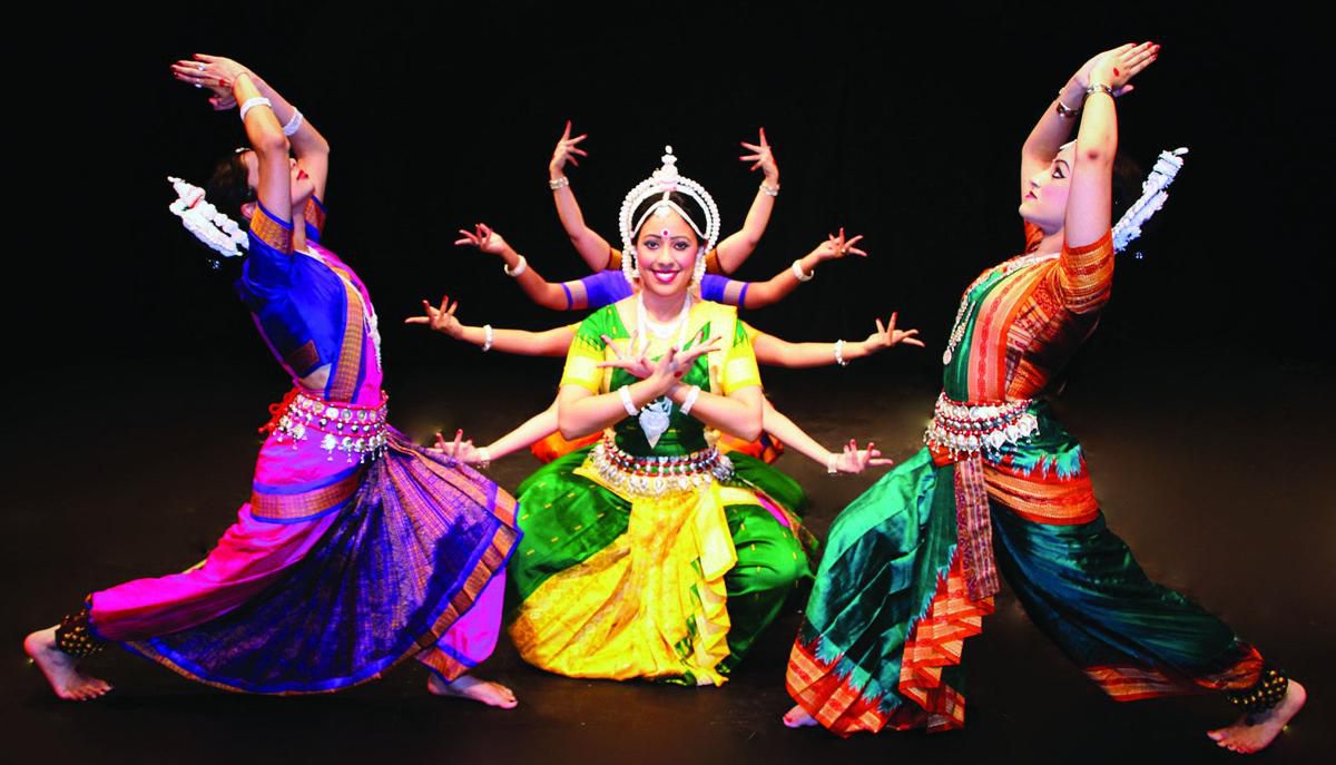 Индийская клубная. Одисси танец. Одисси индийский танец. Индийский классический танец Бхаратанатьям. Стиль Одисси индийский танец.