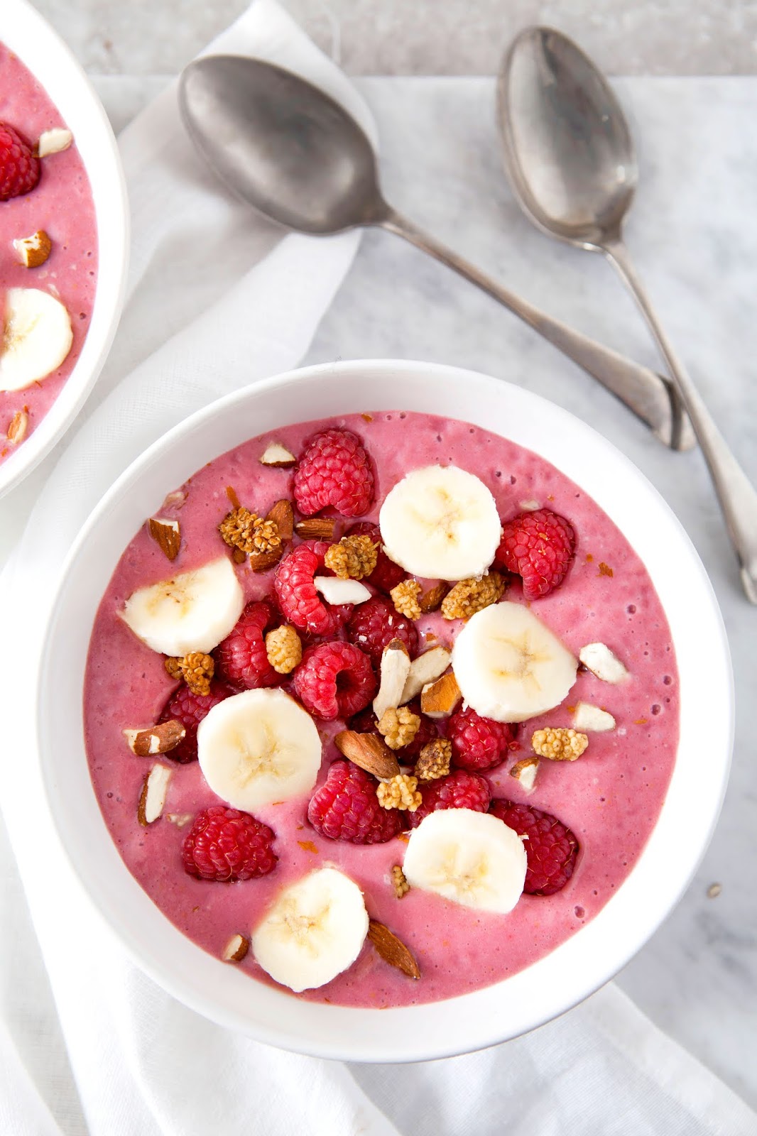 MAKE OVER YOUR MORNING RASPBERRY AND ALMOND SMOOTHIE BOWL