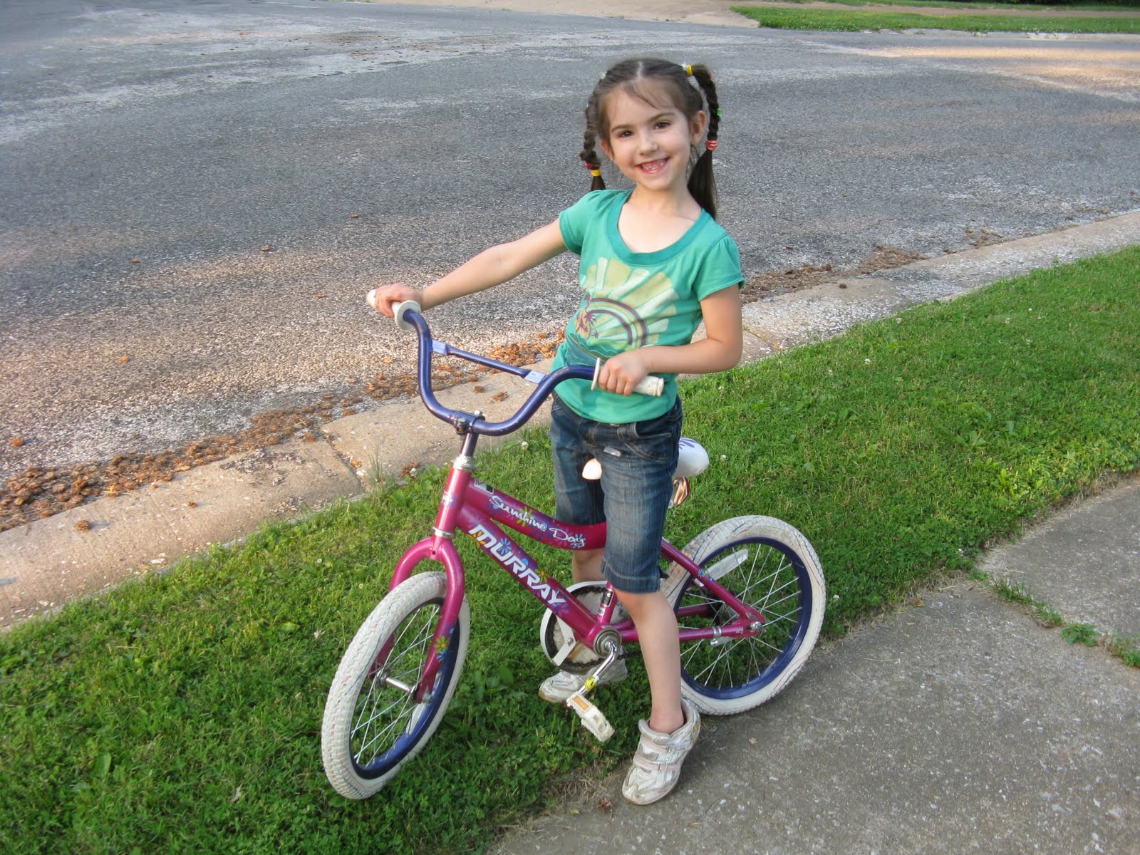 мальчик на велосипеде. Ride a bike фото для детей. Little bicycle. фотосессия в стиле велосипед ребенок. ребенок на велосипеде на белом фоне.