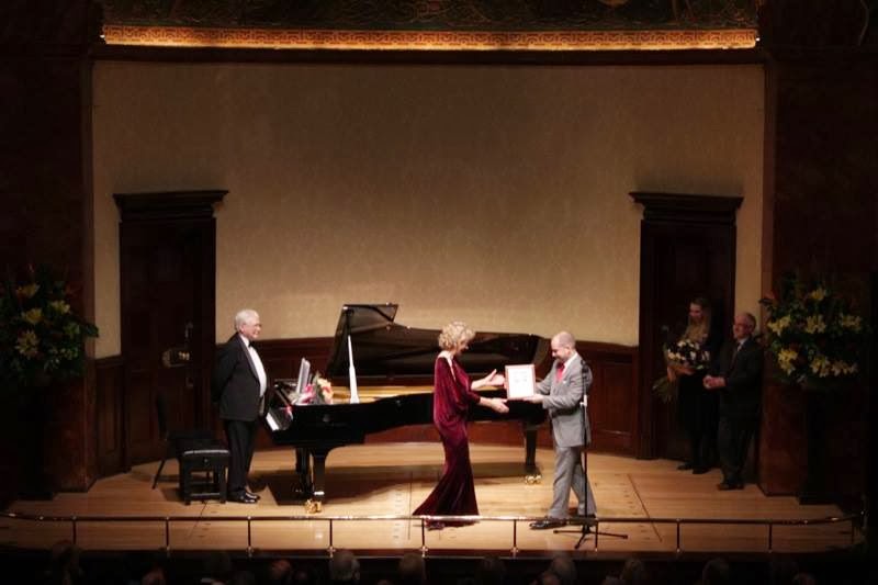 At her Farewell Recital on Friday evening, Dame Felicity Lott was presented with a framed programme from her first-ever recital at the Hall in 1975, by Wigmore Hall Director John Gilhooly. Photo Wigmore Hall
