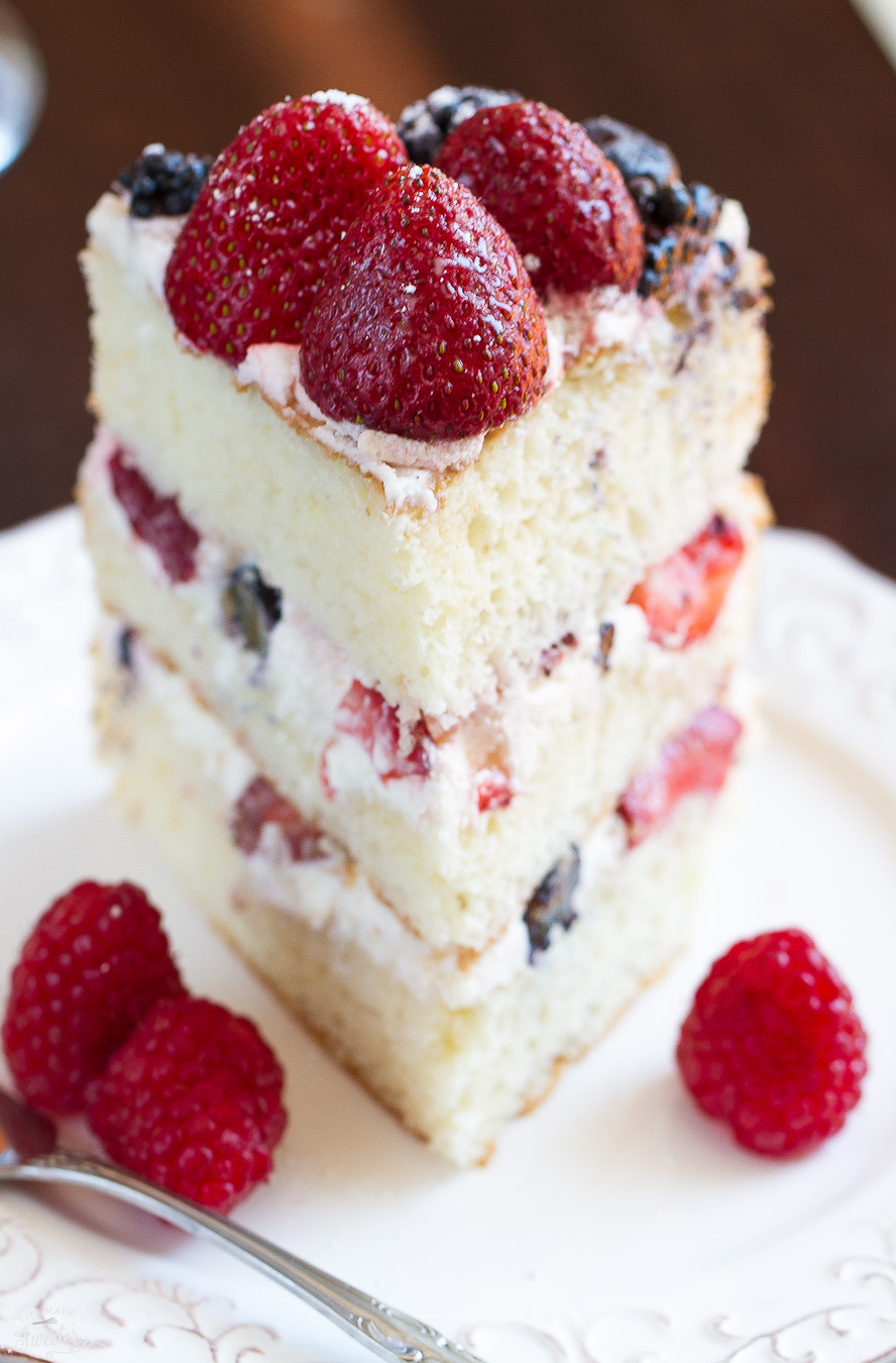 BERRIES AND CREAM SPONGE CAKE - Foodandcake123