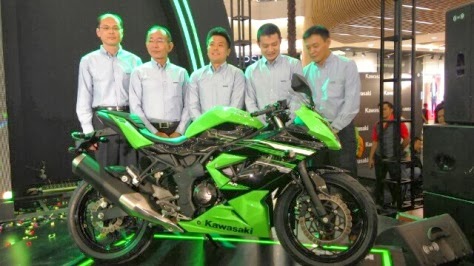 Kawasaki Ninja 250RR singel silinder dibanderol dengan harga Rp 39.900.000 OTR Jakarta . . ini dia pengganti Kawasaki Ninja 150RR 2 Tak !