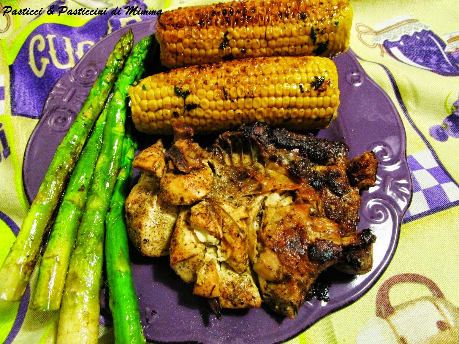 pollo alla piastra di terracotta con asparagi e pannocchie