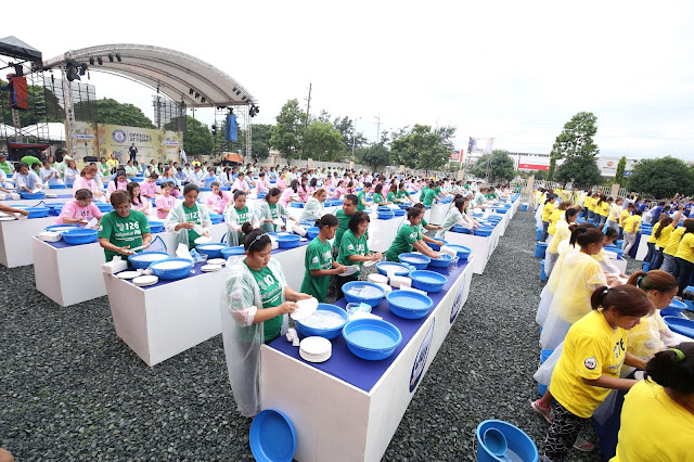 VIPuring members washing the dishes for Guinness World Records