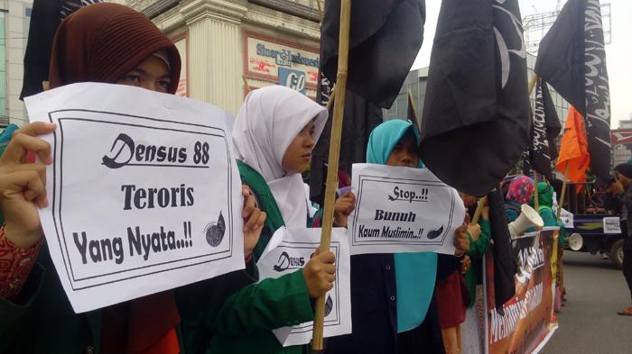 Pokoknya Kalianlah Yang Paling Benar, Teroris Cuma Pengalihan Isu