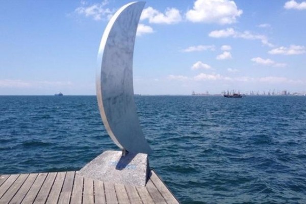 Φάρος του Θερμαϊκού: Μεγαλοπρεπές γλυπτό για την αγάπη και τη φιλία θα ...