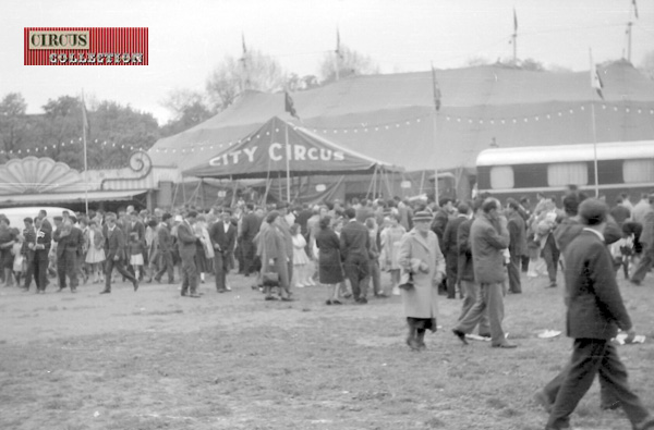 le public devant l'entrée du cirque 