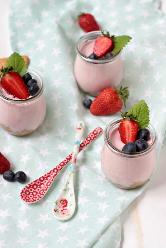 Erdbeer-Minze Cheesecake im Glas - Sasibella Erdbeer-Minze Cheesecake im Glas - Sasibella