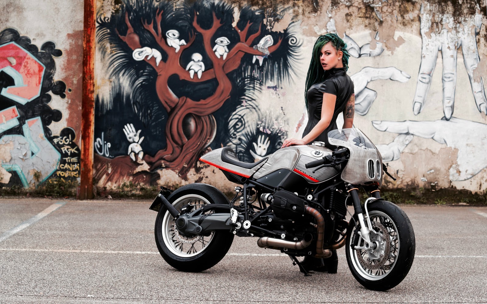 БМВ R Nine t Racer девушка