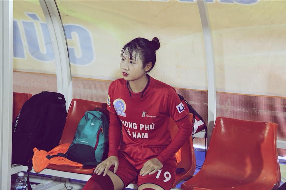 Chân dung nữ cầu thủ 2k xinh đẹp như idol Hàn Quốc của bóng đã nữ Việt Nam