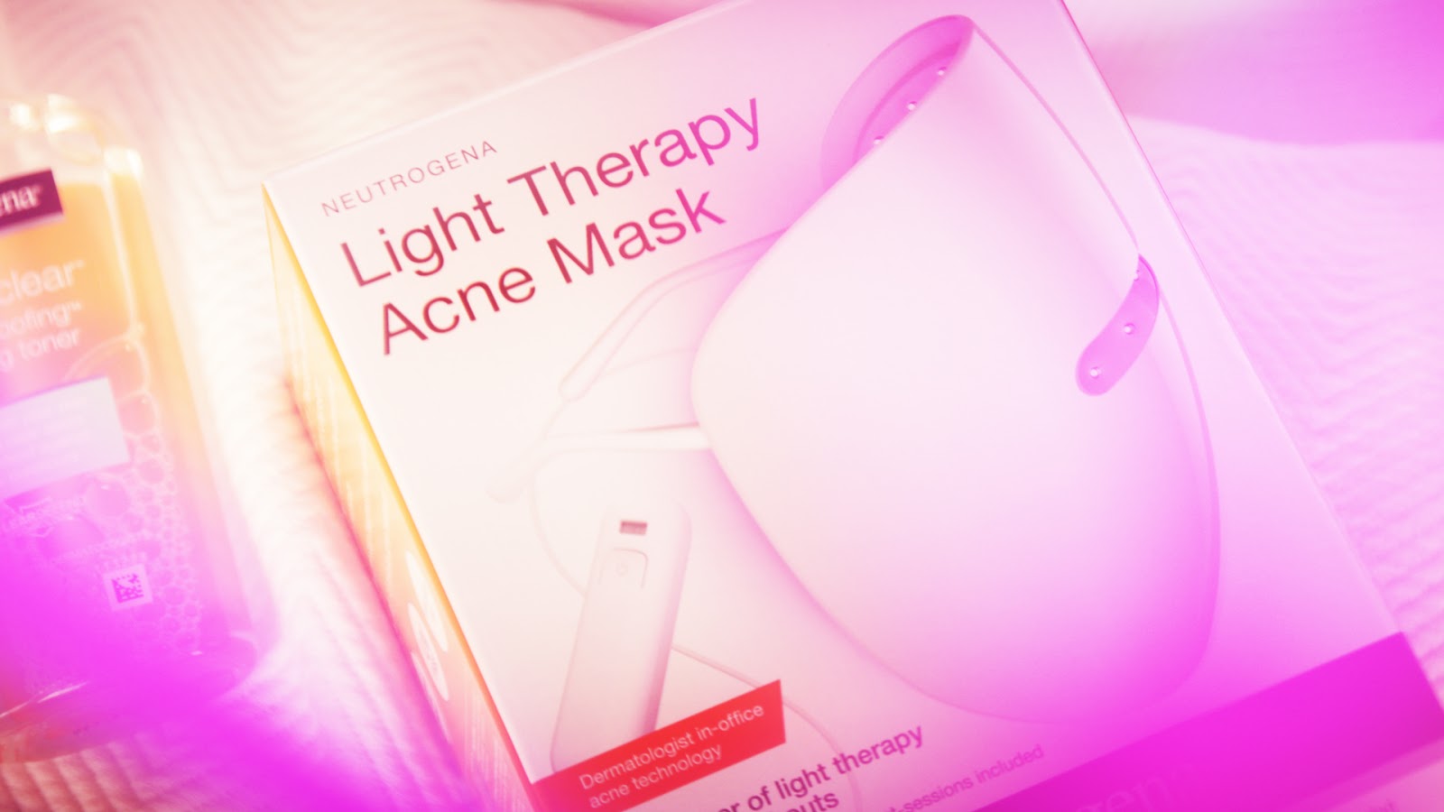 Introducing the Neutrogena Visibly Clear® Light Therapy Acne Mask | Advertorial