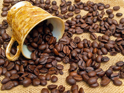 Granos de café tostado en una taza