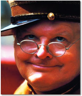 ... do Benny Hill