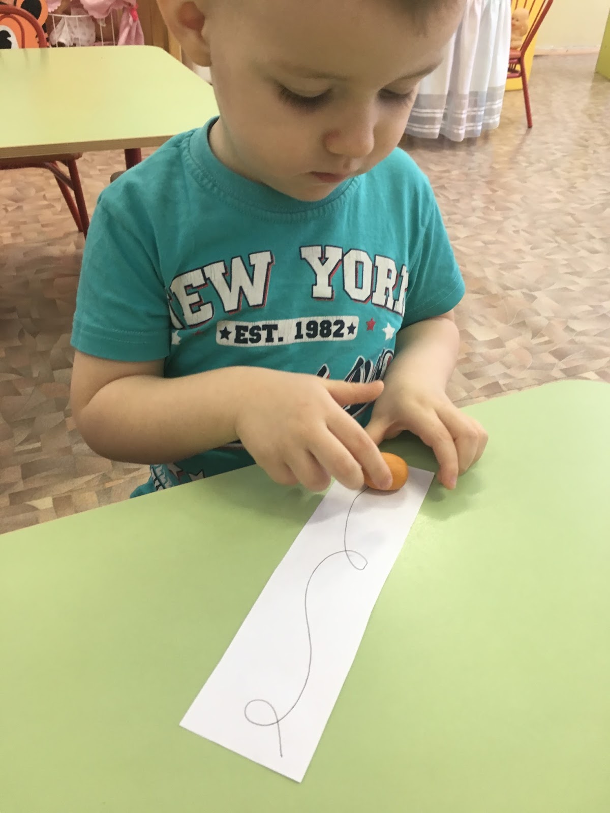 покатился по дорожке. лесная тропинка колобок. сказочный лес для малышей, колобок. покатился по дорожке. проект про сказку колобок.