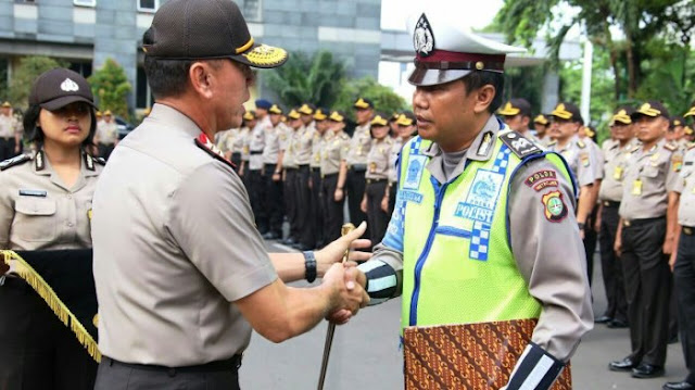 Polisi yang Dimaki dan Dicakari Dora, Akhirnya Diberi Penghargaan Polisi yang Dimaki dan Dicakari Dora, Akhirnya Diberi Penghargaan