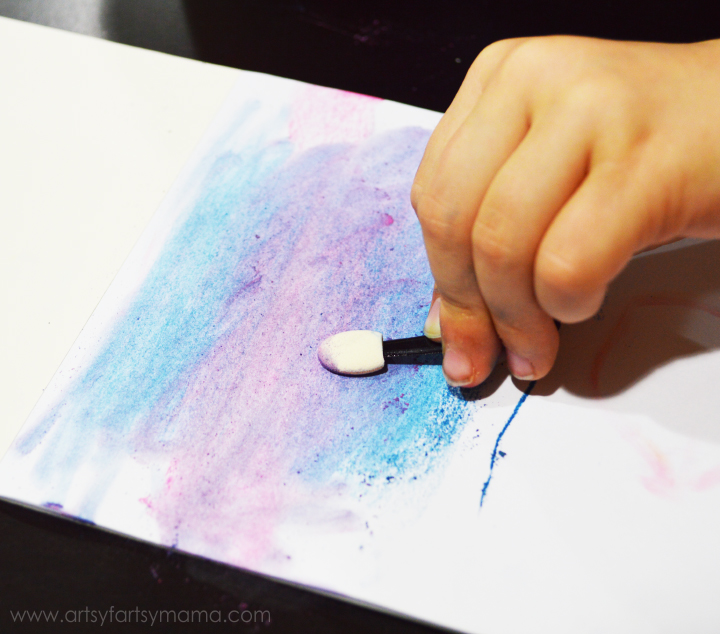 Preschool Chalk Color Mixing at artsyfartsymama.com #preschool #homeschool #chalk #kidscrafts