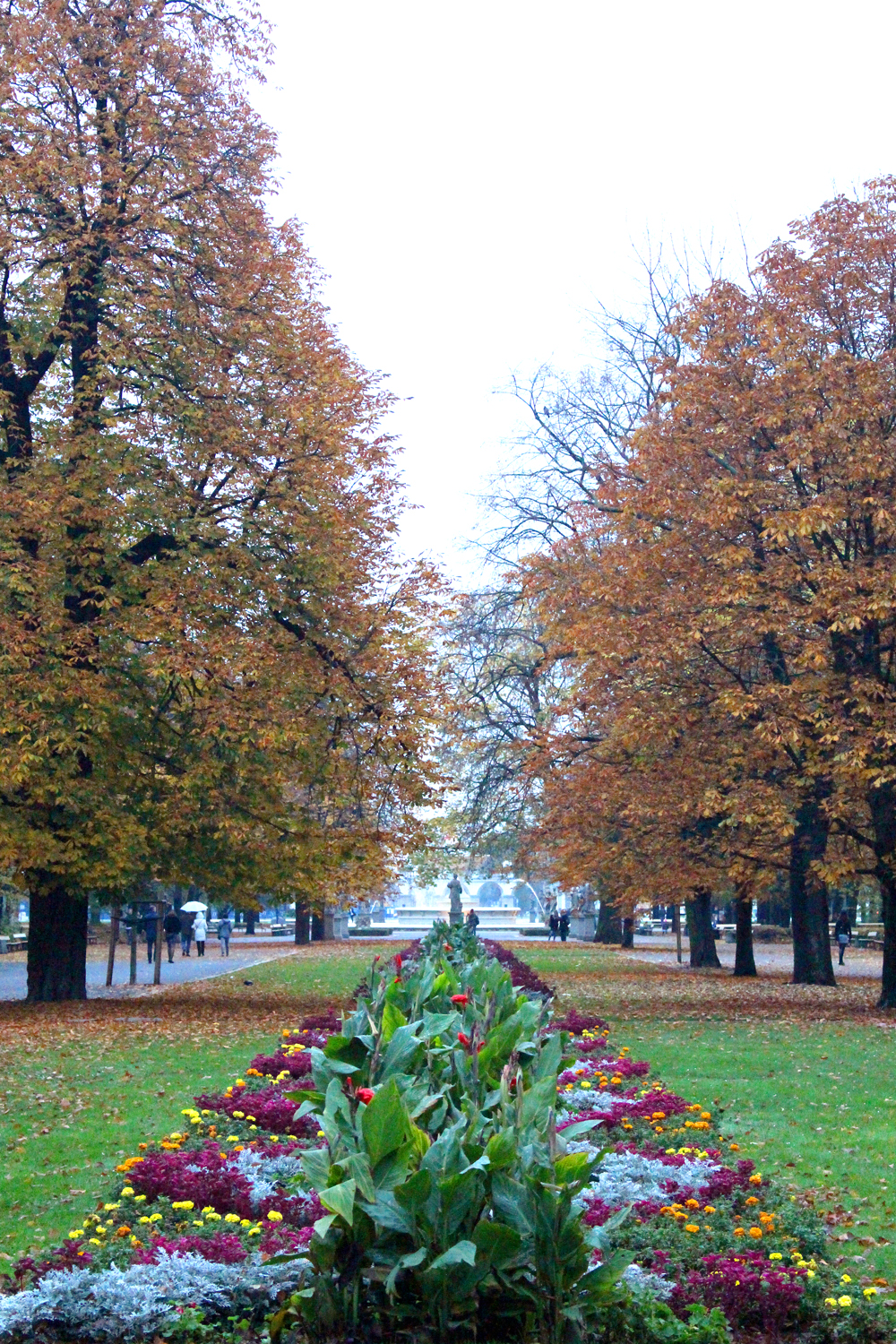 Autumnal park in Warsaw, Poland - luxury travel blog