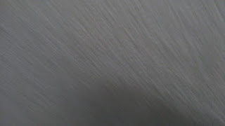 Imagen gris tomada con la cámara en movimiento rápido, un gris abstracto