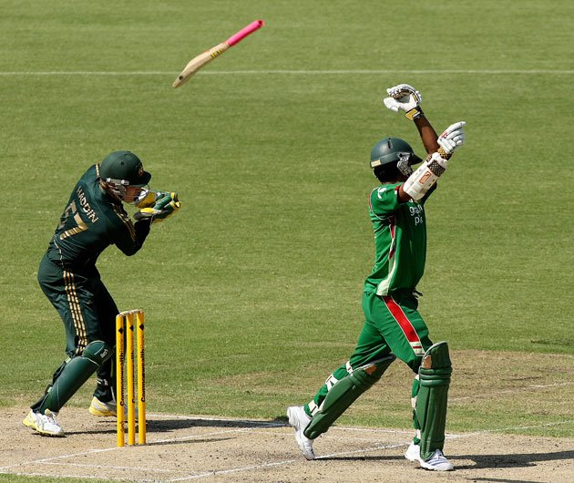 Fun Duniya When Cricket Bats Fly Its a Bird Its a Plane Its a Bat When Cricket Bats Fly Its a