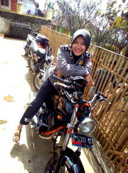 Wanita Cantik Naik Motor Rx King - Kumpula wanita Cantik
