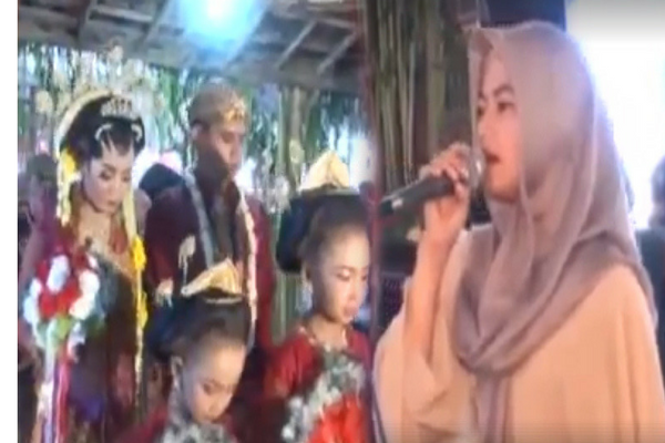 4 Tahun Pacaran, Wanita ini Hanya Bisa Sumbang Lagu di Acara Pernikahan Mantannya