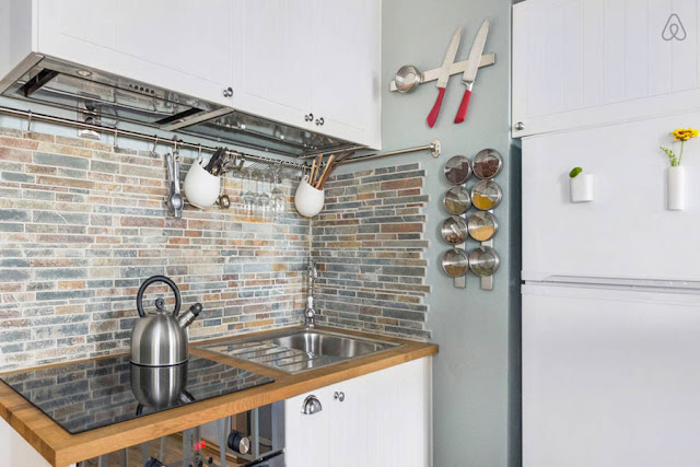 Kitnet ou quitinete cinza com solução para sobrar espaço. Blog Achados de Decoração Kitnet ou quitinete cinza com solução para sobrar espaço. Blog Achados de Decoração