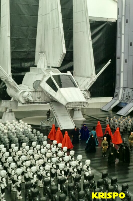 llegada de emperador a estrella mueerte de star wars con soldados y nave