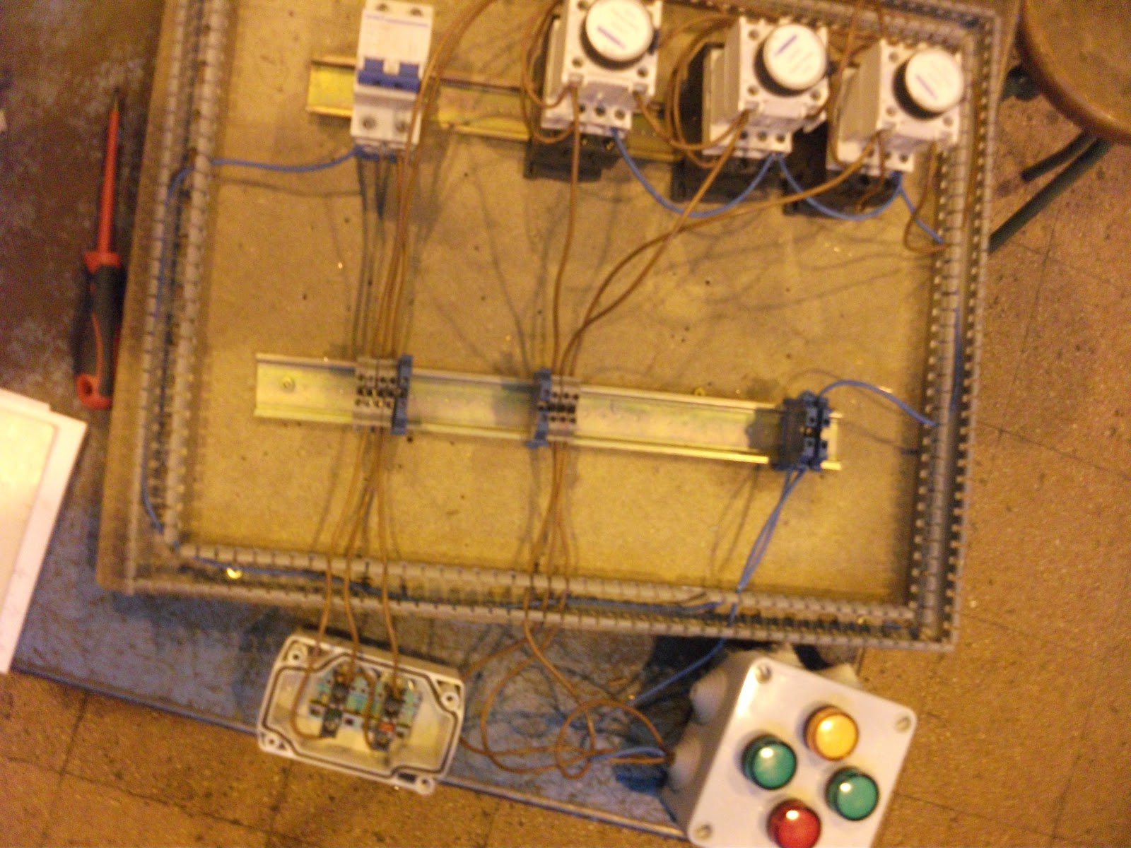 Proyecto de electricidad: Proyecto semáforo