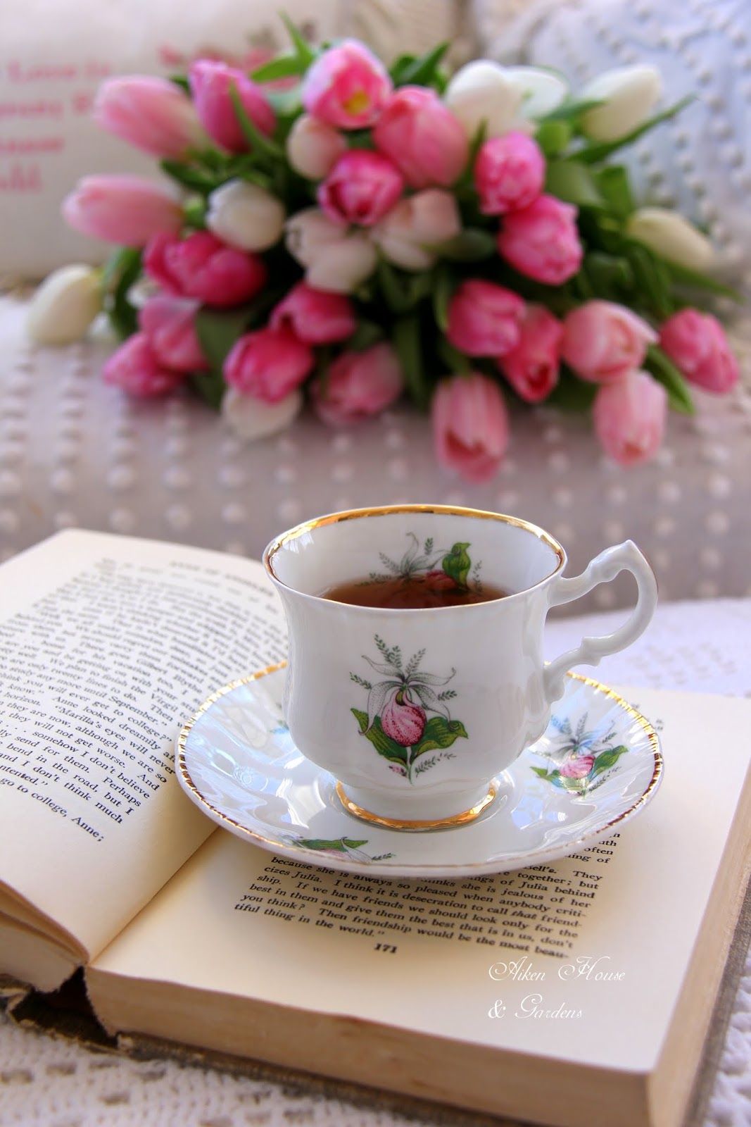 Доброго утра хорошего дня чай. Красивые цветы в чашке. Чай цветок. Красивые чашки с чаем и цветы. Цветы в кружке.