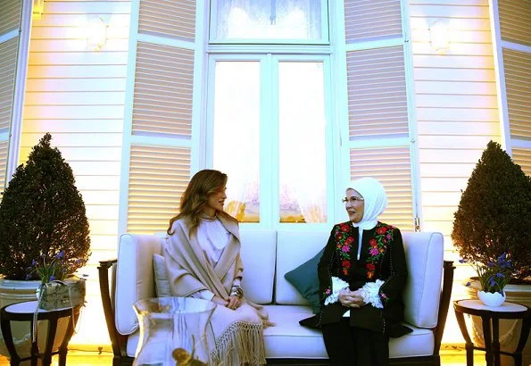 King Abdullah and Queen Rania met with President Recep Tayyip Erdogan and his wife Emine Erdogan