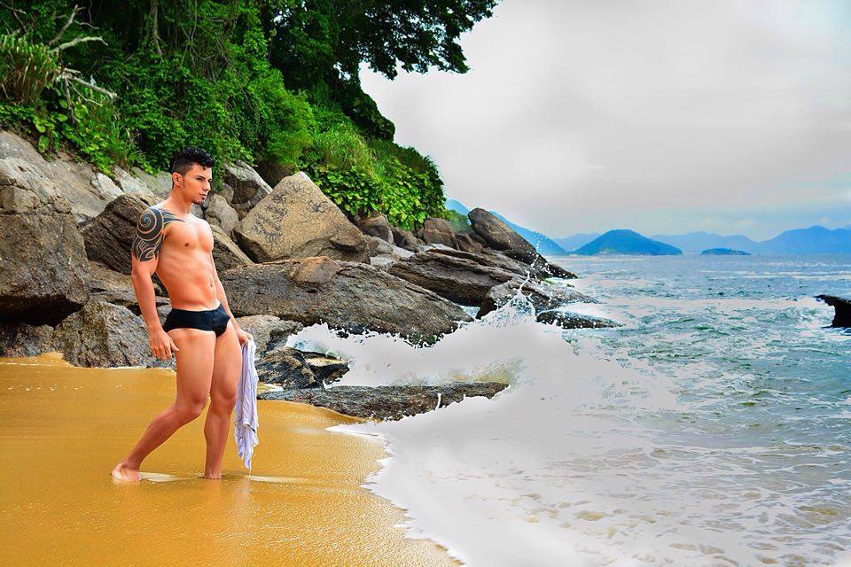 Marcos Tonny posa para ensaio sensual na Praia Vermelha. Foto: Cleiton Enrique
