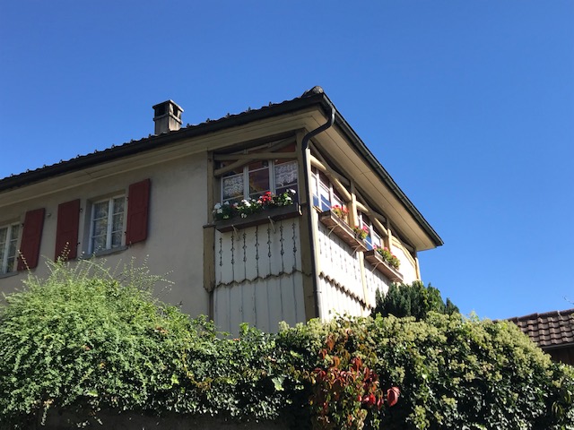 ハイジのふるさと、マイエンフェルトにある家々の窓に飾られた花