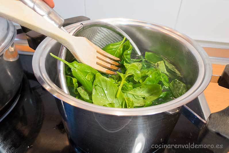 Escaldando las hojas de albahaca